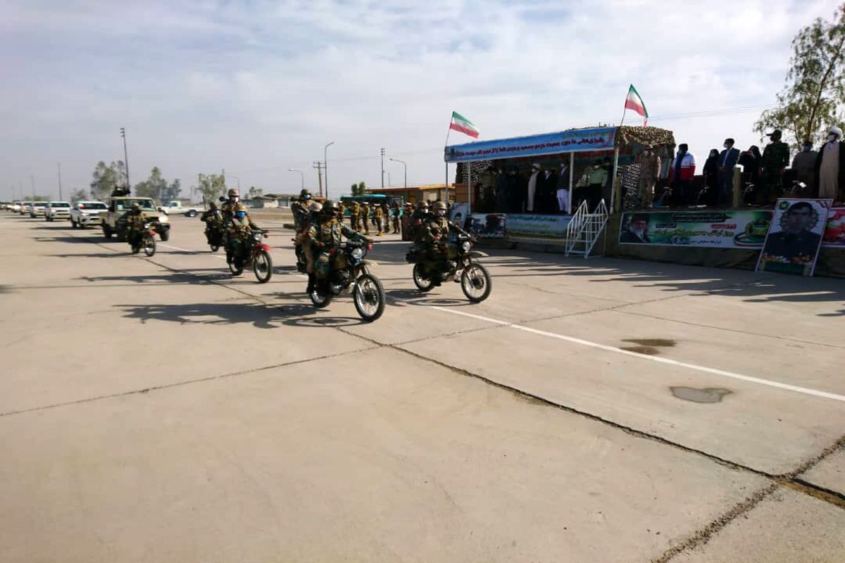 رژه موتوری به مناسبت روز ارتش در ایرانشهر برگزار شد
