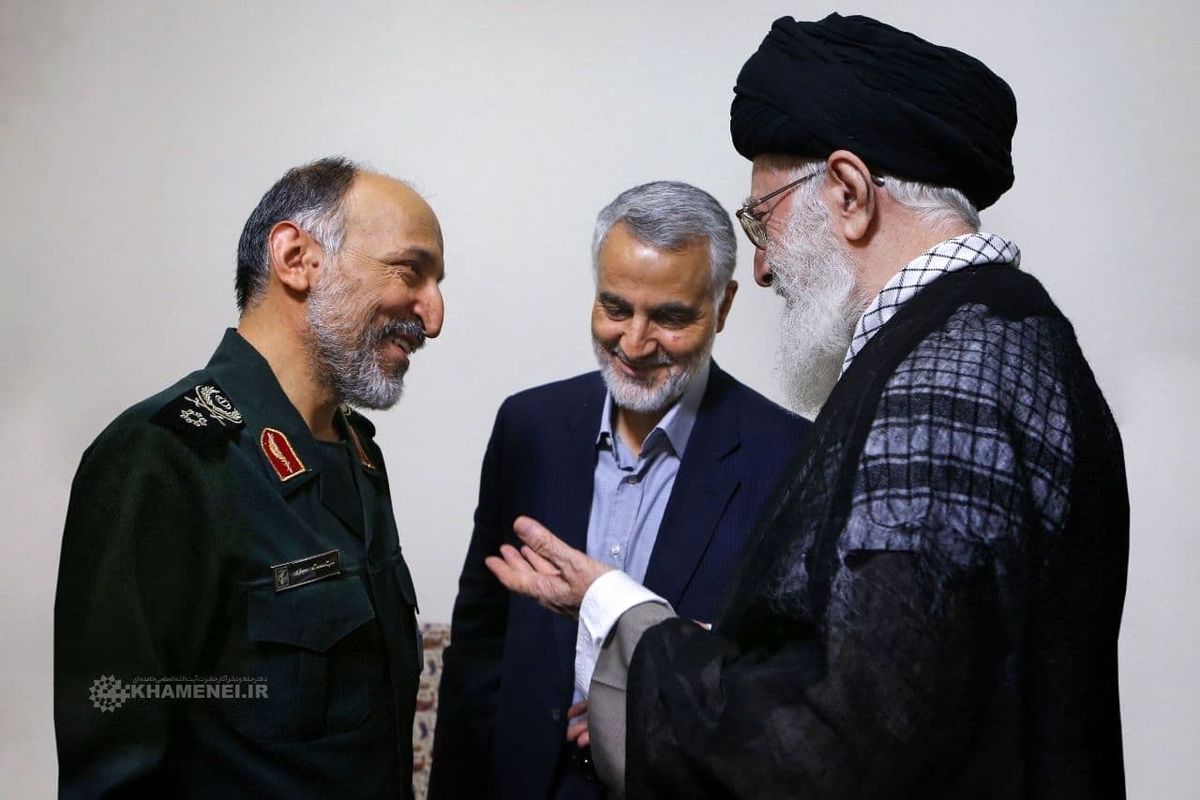 تصویر تازه منتشر شده از گفتگوی سه‌ نفره رهبری، حاج قاسم سلیمانی و سردار حجازی/ ببینید