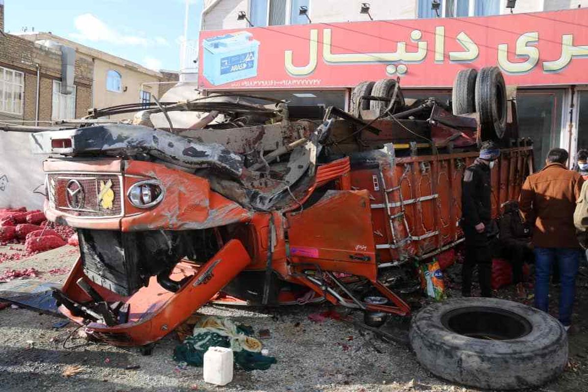 واژگونی کامیون در بلوار دکتر حسینی سنندج
