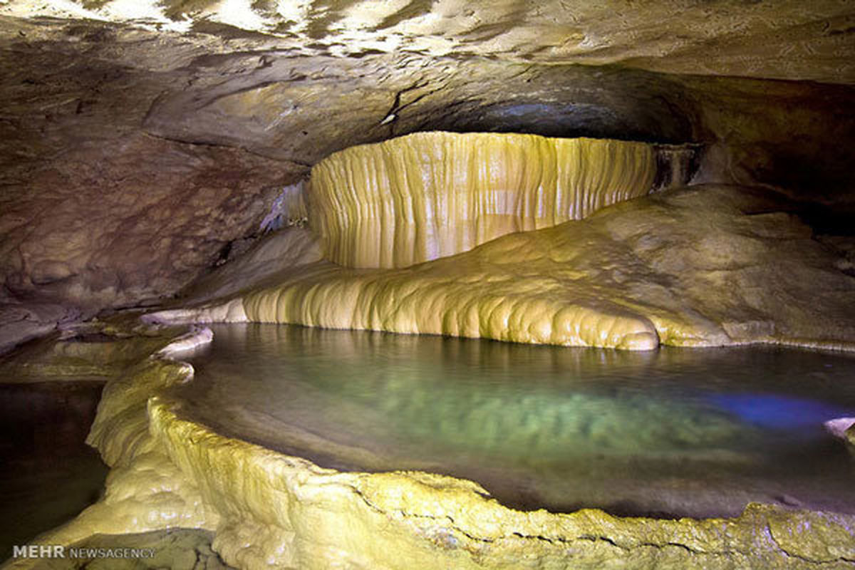 غار قلعه کرد آوج از ظرفیت گردشگری شاخصی برخوردار است