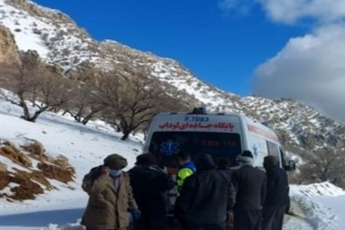 نجات جان مادر باردار در محور برف‌گیر لوداب