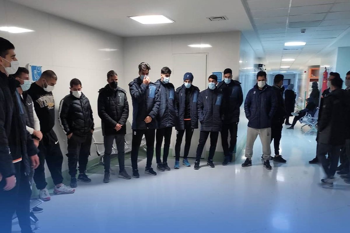 بازیکنان فولاد زرند ایرانیان در کنار رضا امانی در بیمارستان باهنر کرمان