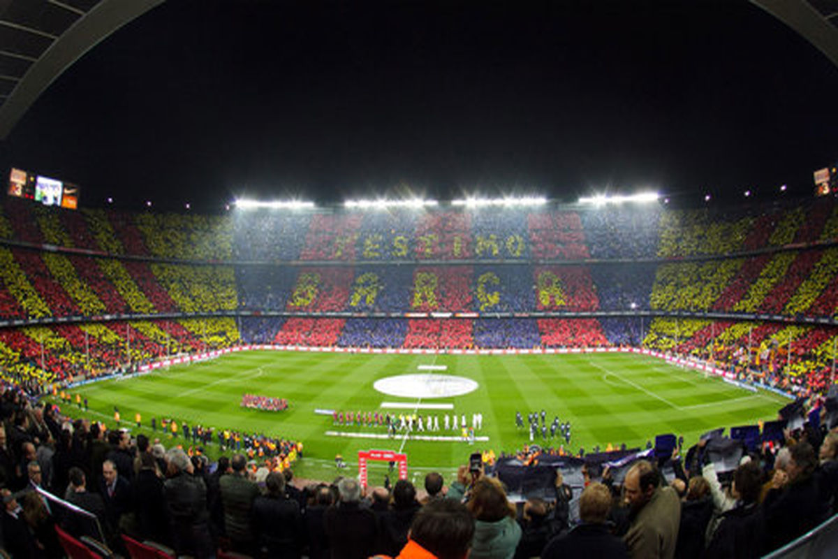 عکسی زیرخاکی از تیم بارسلونا در زمین خاکی!