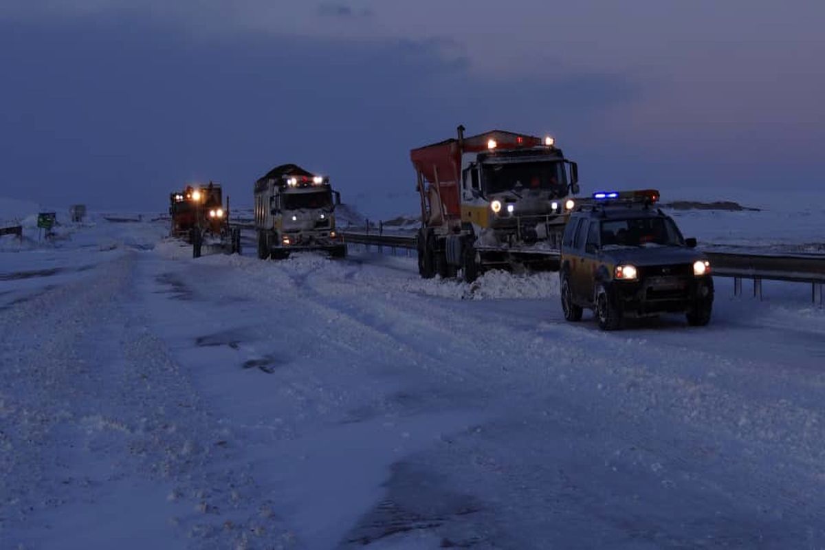 در پی بارش برف مسیر ارتباطی ۱۲۲ روستای آذربایجان‌غربی مسدود شد