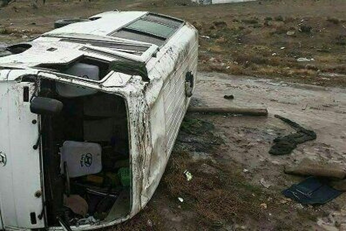 مصدومیت ۱۸ نفر در پی تصادف اتوبوس با کامیون در اصفهان