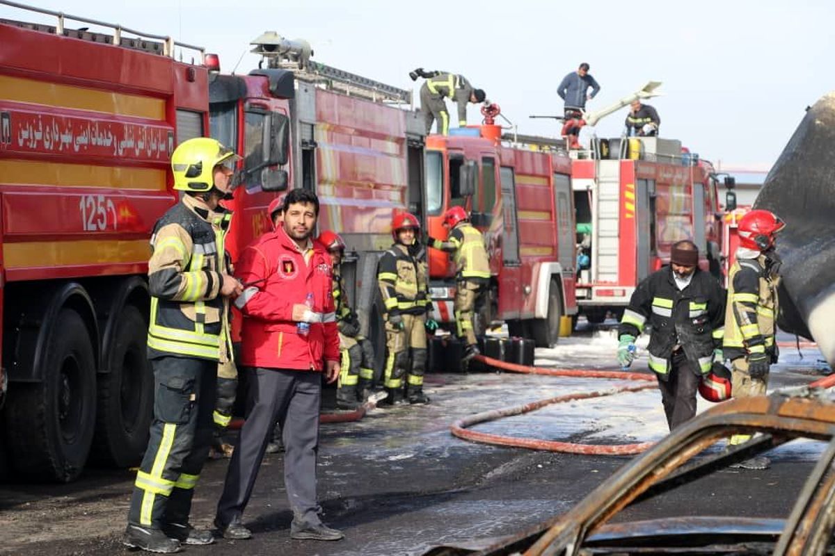 آتش نشانان شهرداری بوئین زهرا در مهار حریق واحد صنعتی جسورانه عمل کردند