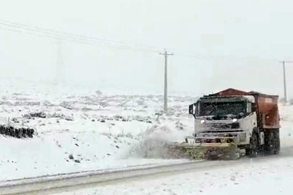 تلاش راهداران برای بازگشایی جاده‌های روستایی استان/راه ۱۸۰ روستا برفگیر در کهگیلویه و بویراحمد مسدود شد