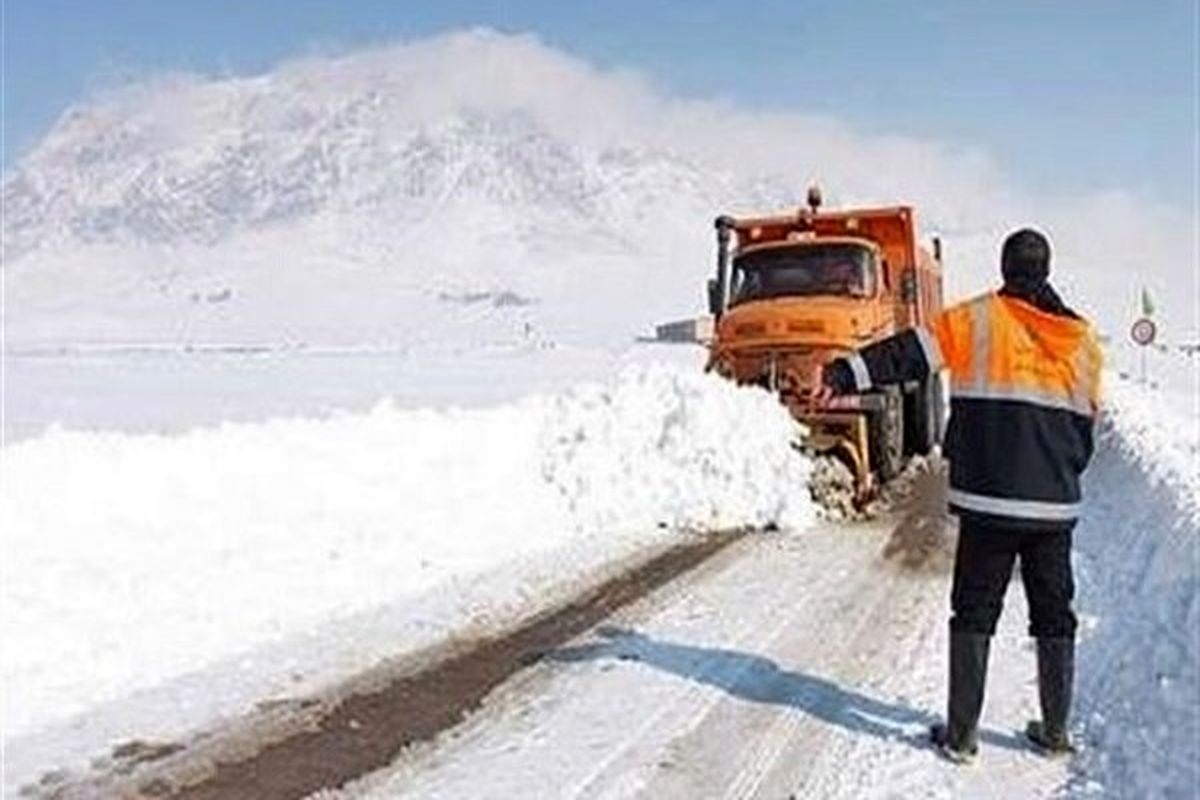 با تلاش راهداران جاده ۱۴۰ روستا بازگشایی شده و تا عصر فردا ۴۰ راه ارتباطی دیگر باز می‌شود