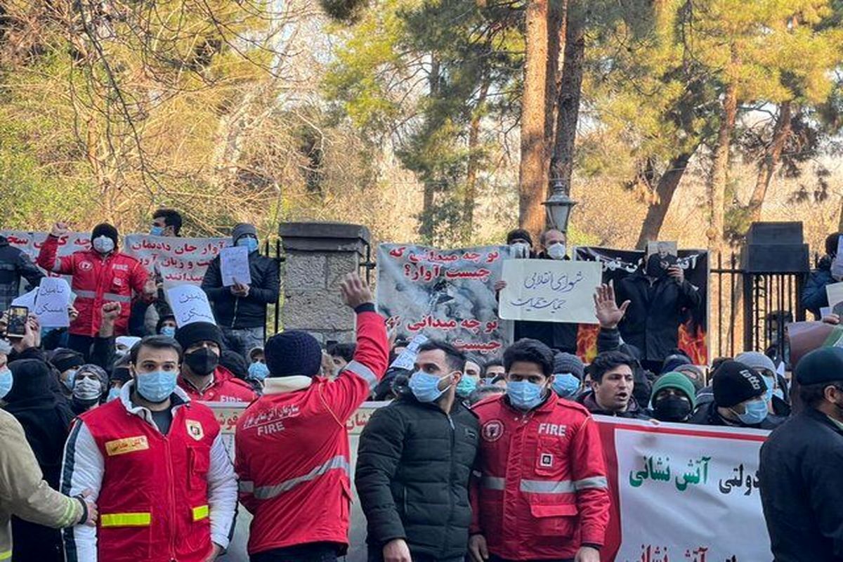آتش‌نشان‌ها مقابل شورای شهر تهران تجمع کردند