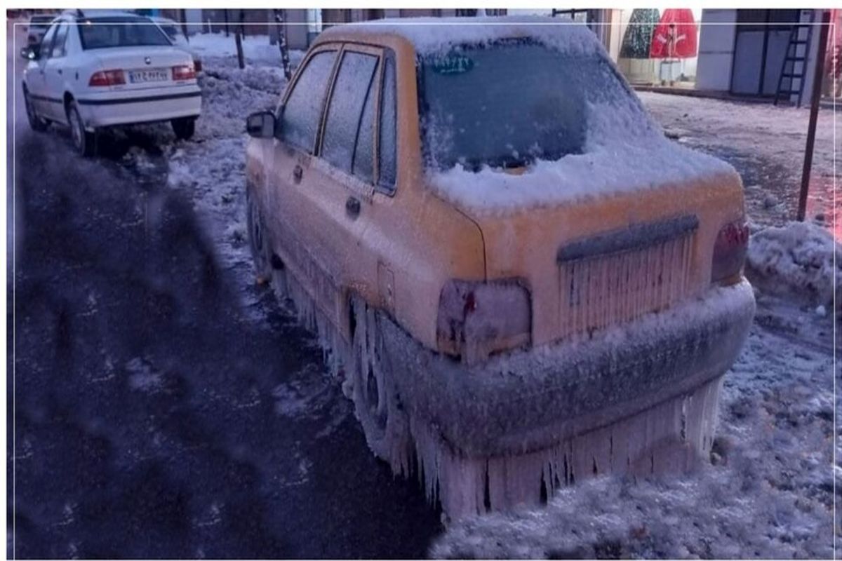 یخ بستن یک خودروی امدادی در زیر برف+ عکس