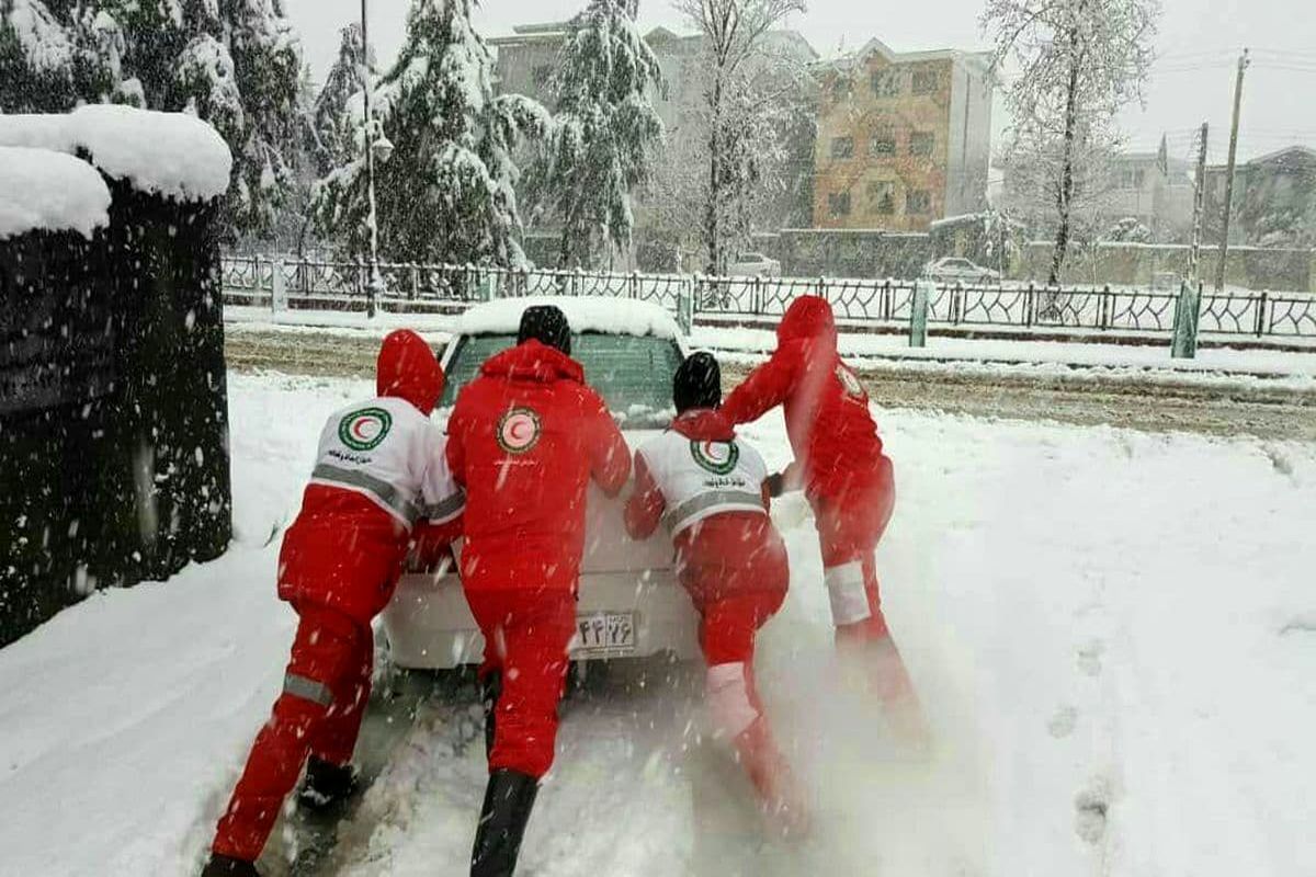 نجات ۵۰ گرفتار در برف توسط امدادگران هلال احمر گیلان