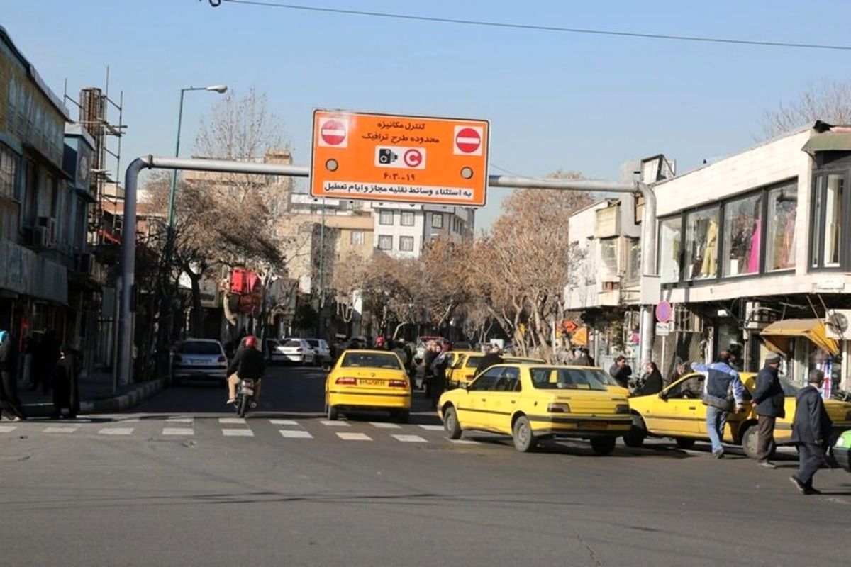 حجم ترافیک صبحگاهی در معابر اصلی شهر تهران زیاد است