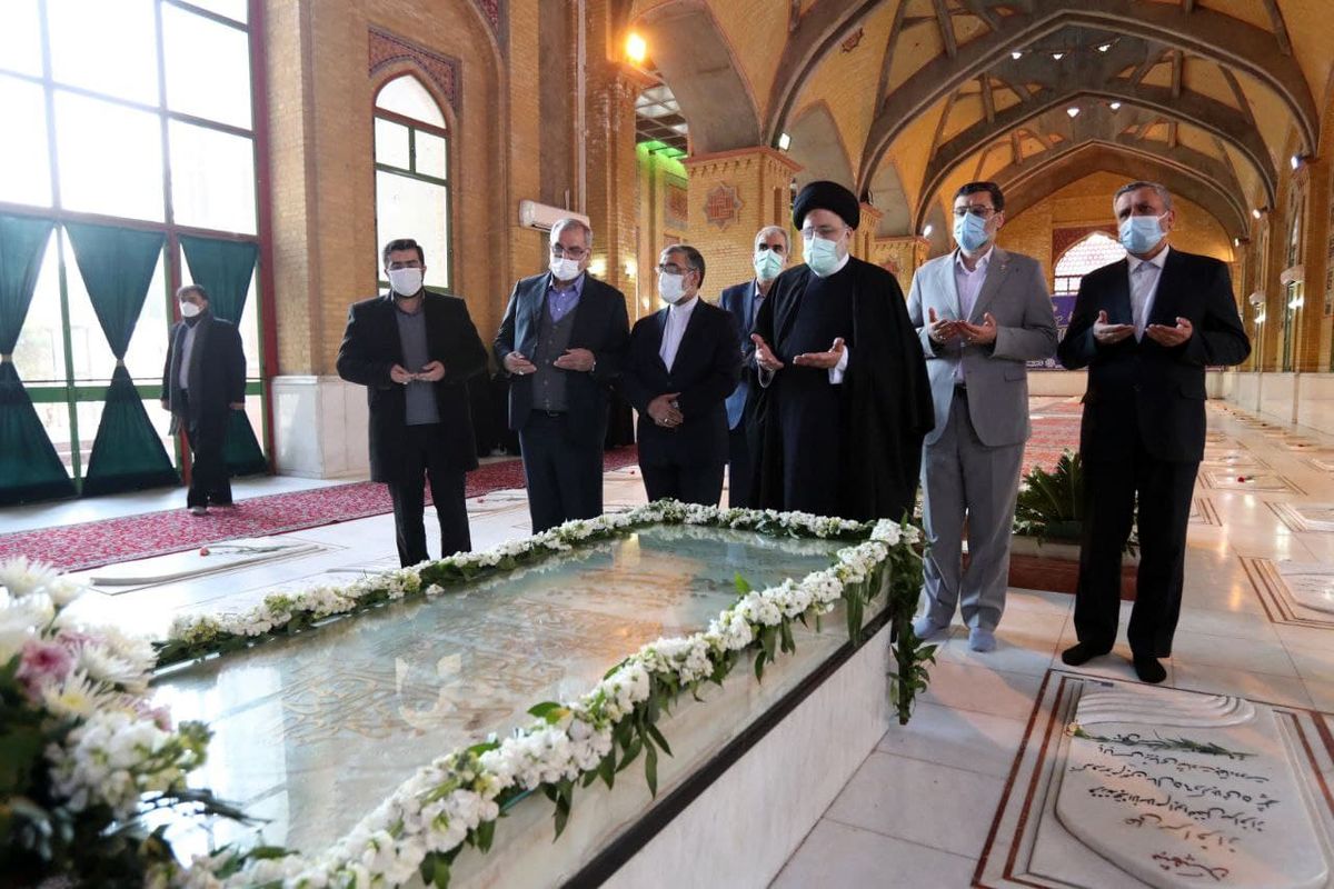 حضور آیت‌الله رئیسی بر مزار شهدای انقلاب اسلامی