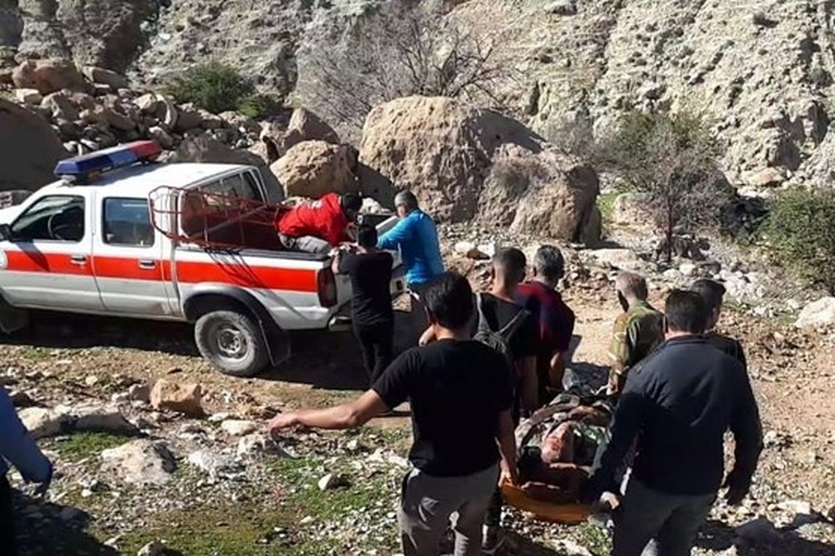 نجات فرد گرفتار شده در ارتفاعات کوه دیل گچساران