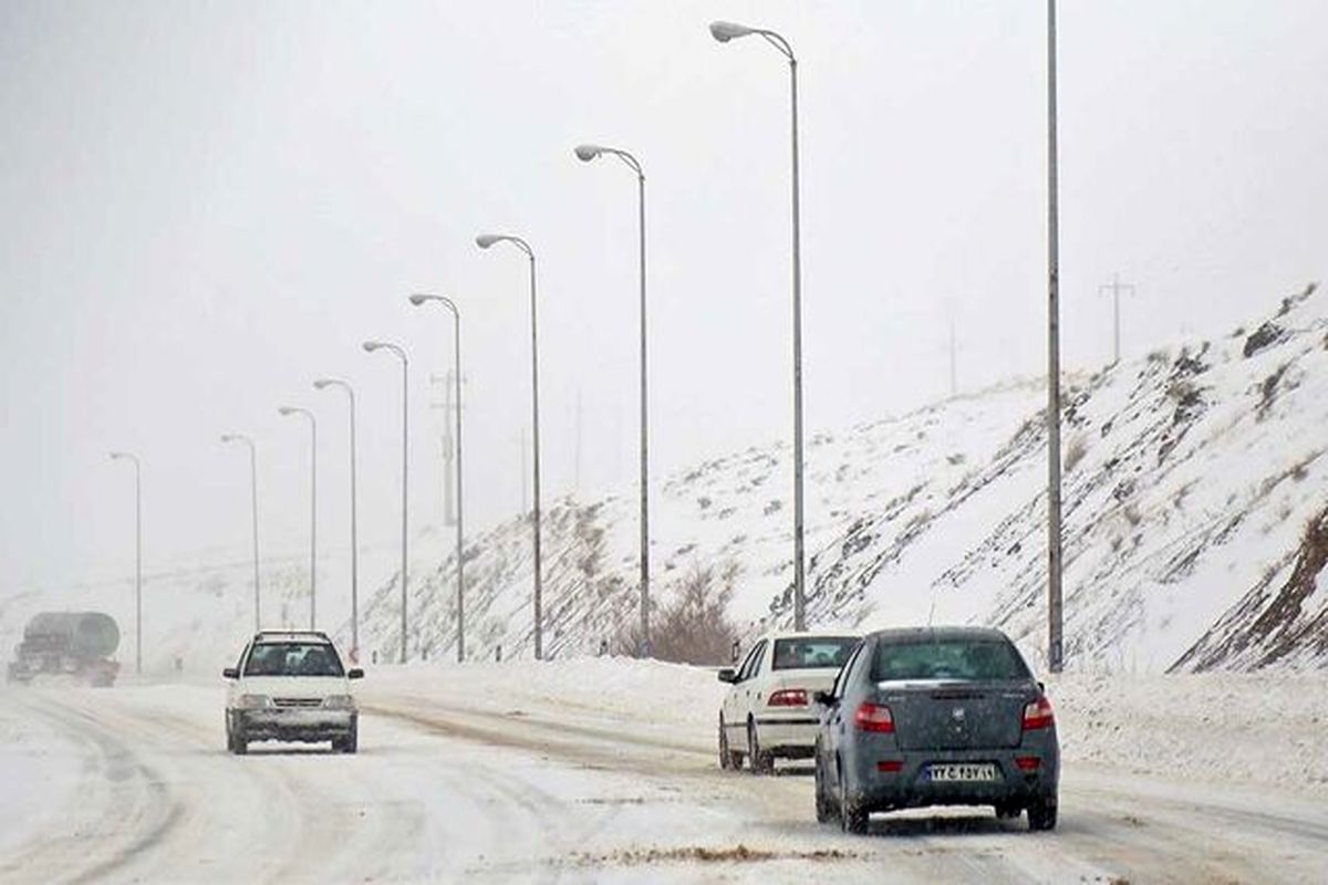 کولاک شدید برف تردد در جاده‌های استان همدان را کُند کرد