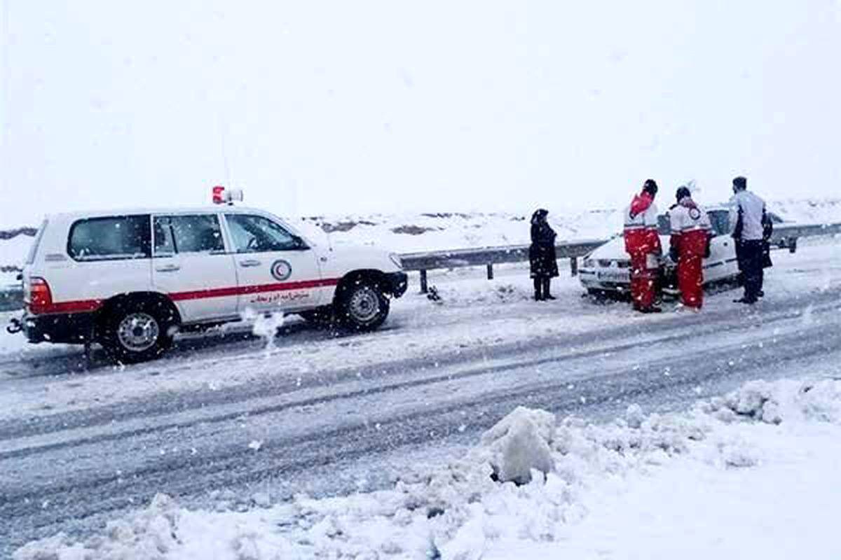 امداد رسانی و رهاسازی١٠٣ دستگاه خودرو گرفتار شده در برف و کولاک در محور های مواصلاتی شهرستان تکاب