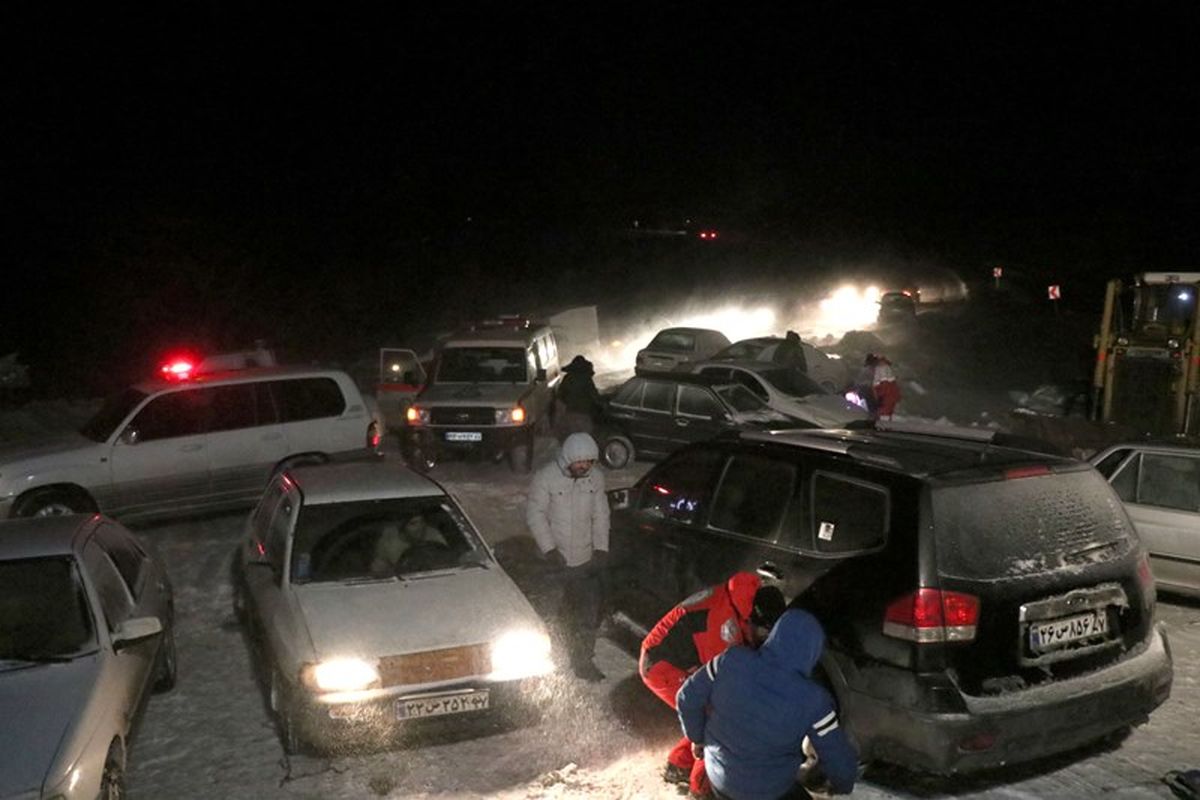 هلال احمری های زنجان در عملیاتی نفس گیر برای ۲۵۰ خودروی گرفتار در کولاک امدادرسانی کردند