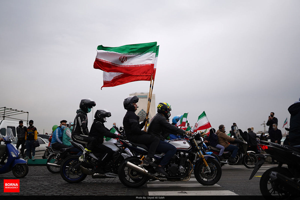 مخابره پیام از قلب تهران به جهان: «به این پرچم افتخار می‌کنیم»/ لشکر سلیمانی پای کار ایران