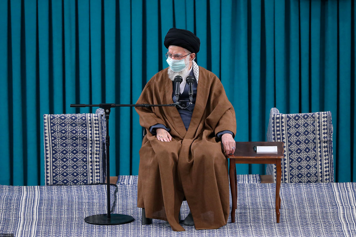 توصیه رهبر فرزانه انقلاب به فرزندان شهدا: به پدران خود افتخار کنید