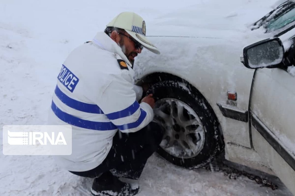 امداد رسانی و کمک پلیس به ۲۷۰ خودرو در پی بارش اخیر