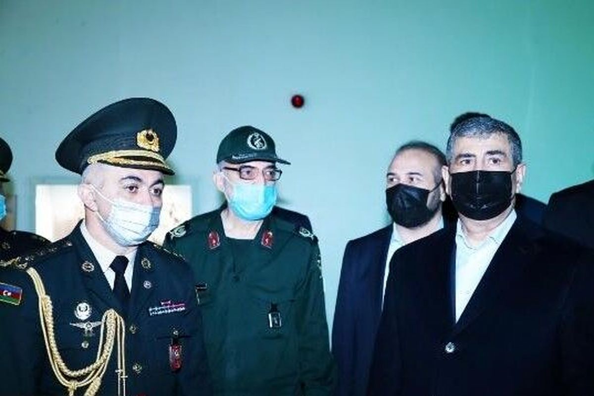 وزیر دفاع جمهوری آذربایجان از موزه ملی انقلاب اسلامی و دفاع مقدس بازدید کرد