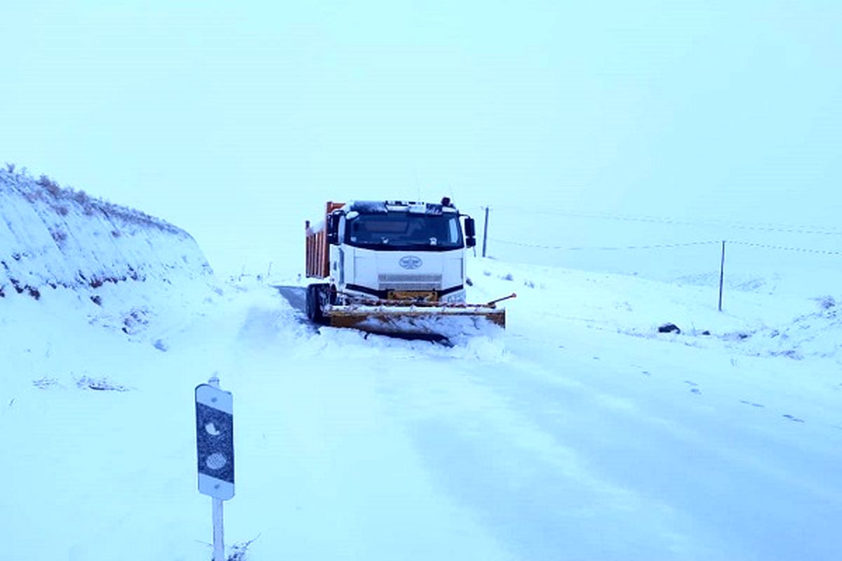 برف روبی ۳ هزار و ۷۵ کیلومتر از محورهای استان طی ۲۴ ساعت گذشته
