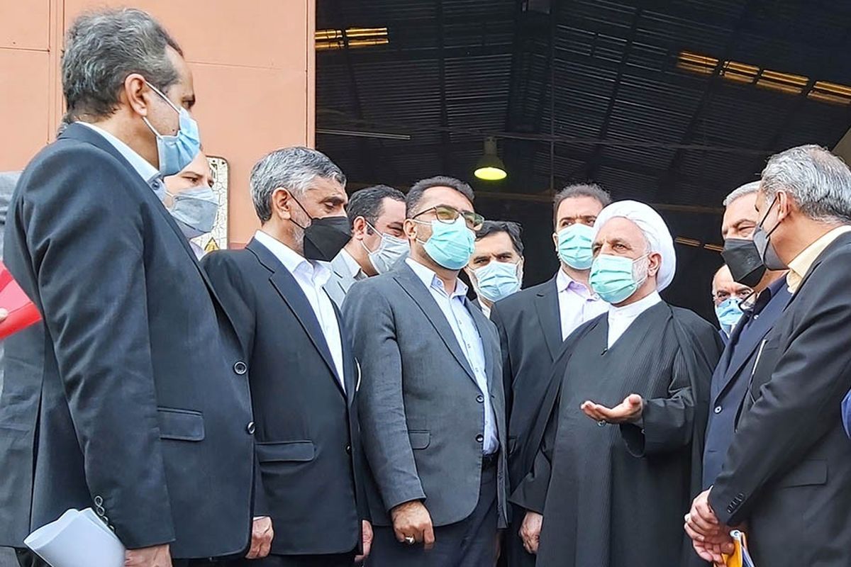 بازدید رئیس عدلیه از یک انباری که ۴ هزار تن گچ فاسد شده در آن نگهداری می‌شود