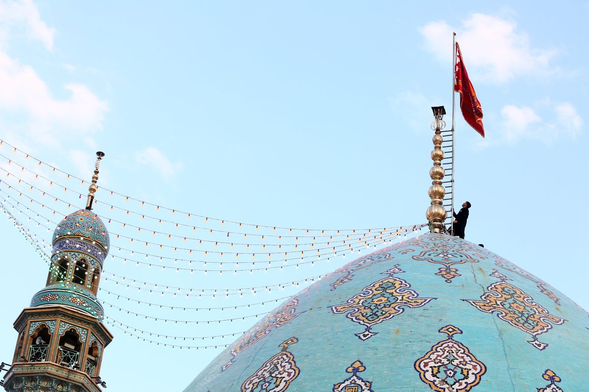 آیین تعویض پرچم گنبد فیروزه ای مسجد مقدس جمکران برگزار شد