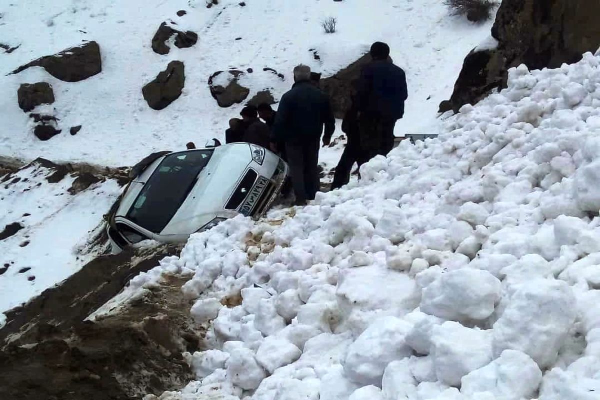 راهداران استان قزوین مسافران سه خودروی گرفتار بهمن را نجات دادند