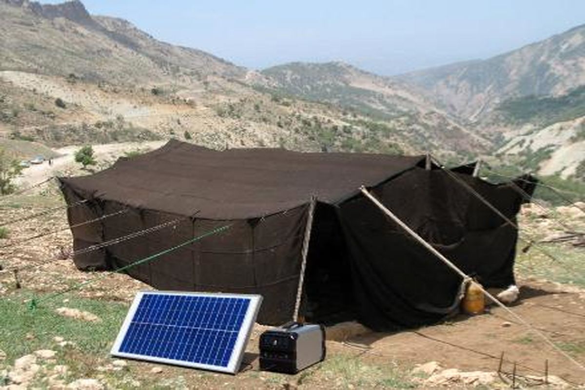 تحویل ۲۰ هزار دستگاه مولد برق خورشیدی قابل حمل به عشایر کشور
