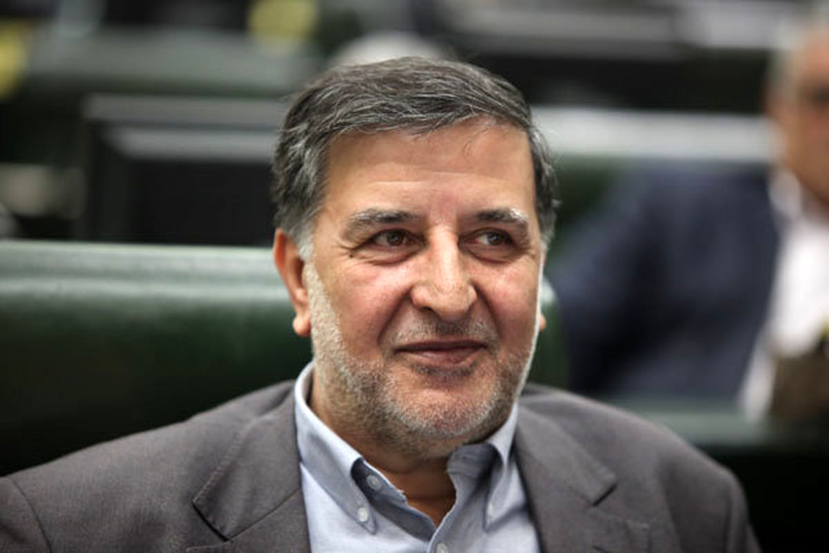حضور لاریجانی در انتخابات به طور کل منتفی است/ لاریجانی راضی به مصاحبه پیر موذن نبود/ لاریجانی خودش را برای رئیس جمهور شدن به آب و آتش نمی‌زند