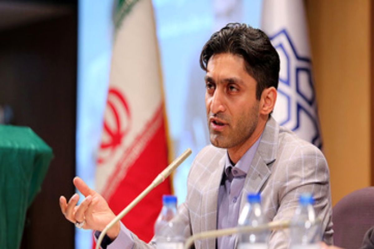 احمدی‌نژاد می‌خواهد خودش را رهبر اپوزیسیون جدید و نماینده افراد ناراضی معرفی کند/ در میان جریان‌های منتقد احمدی‌نژاد جایگاهی ندارد