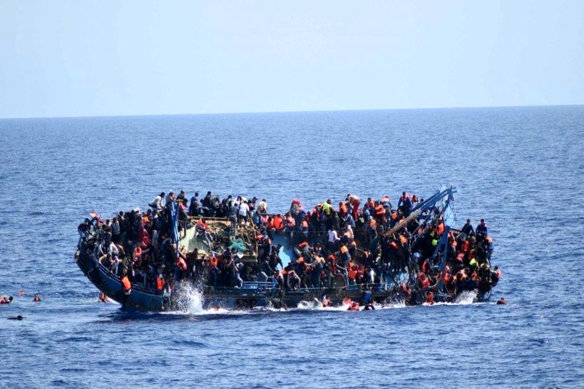 قایق مهاجران با ۱۳۰ مهاجر واژگون شد
