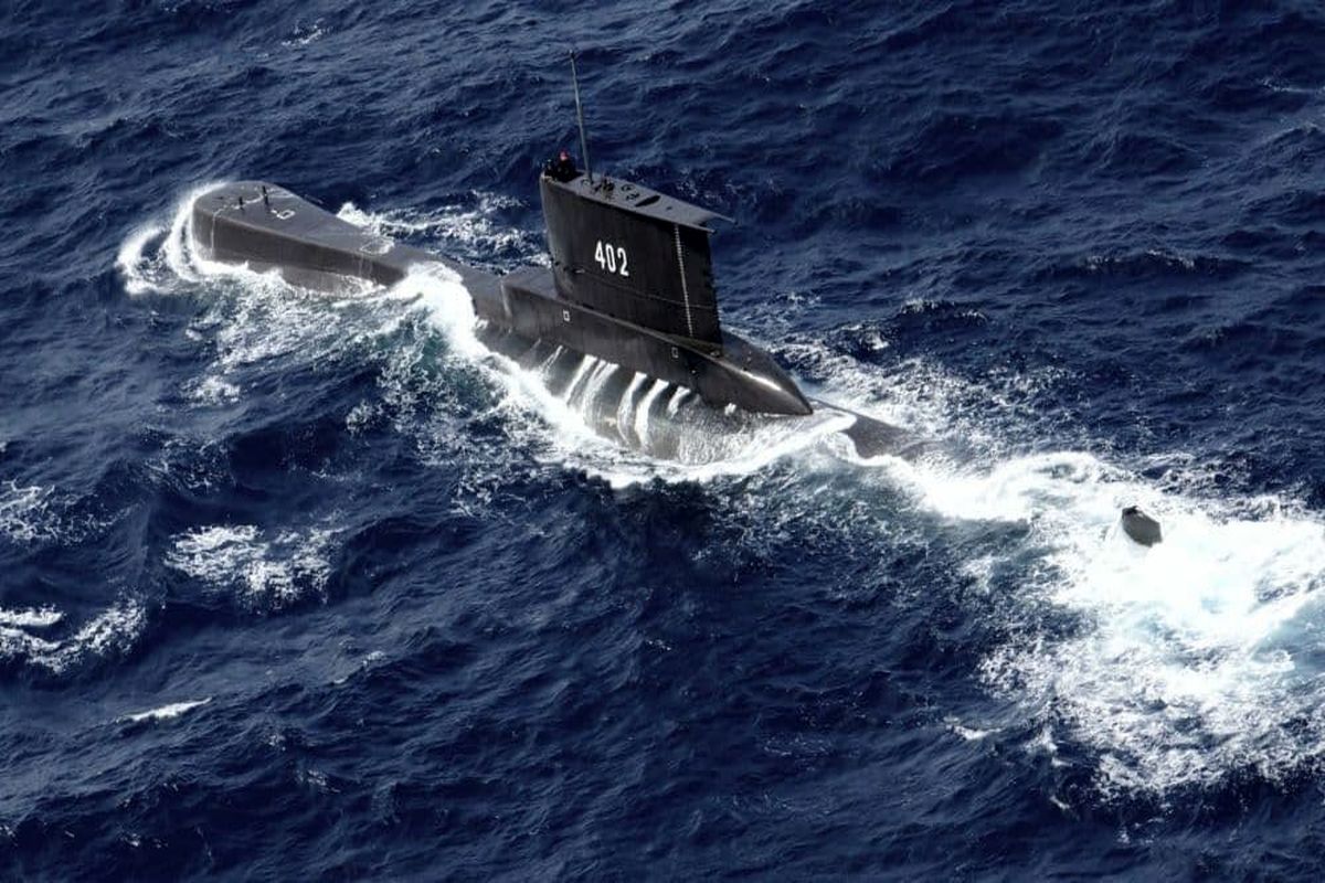 یک زیردریایی با ۵۳ سرنشین غرق شد