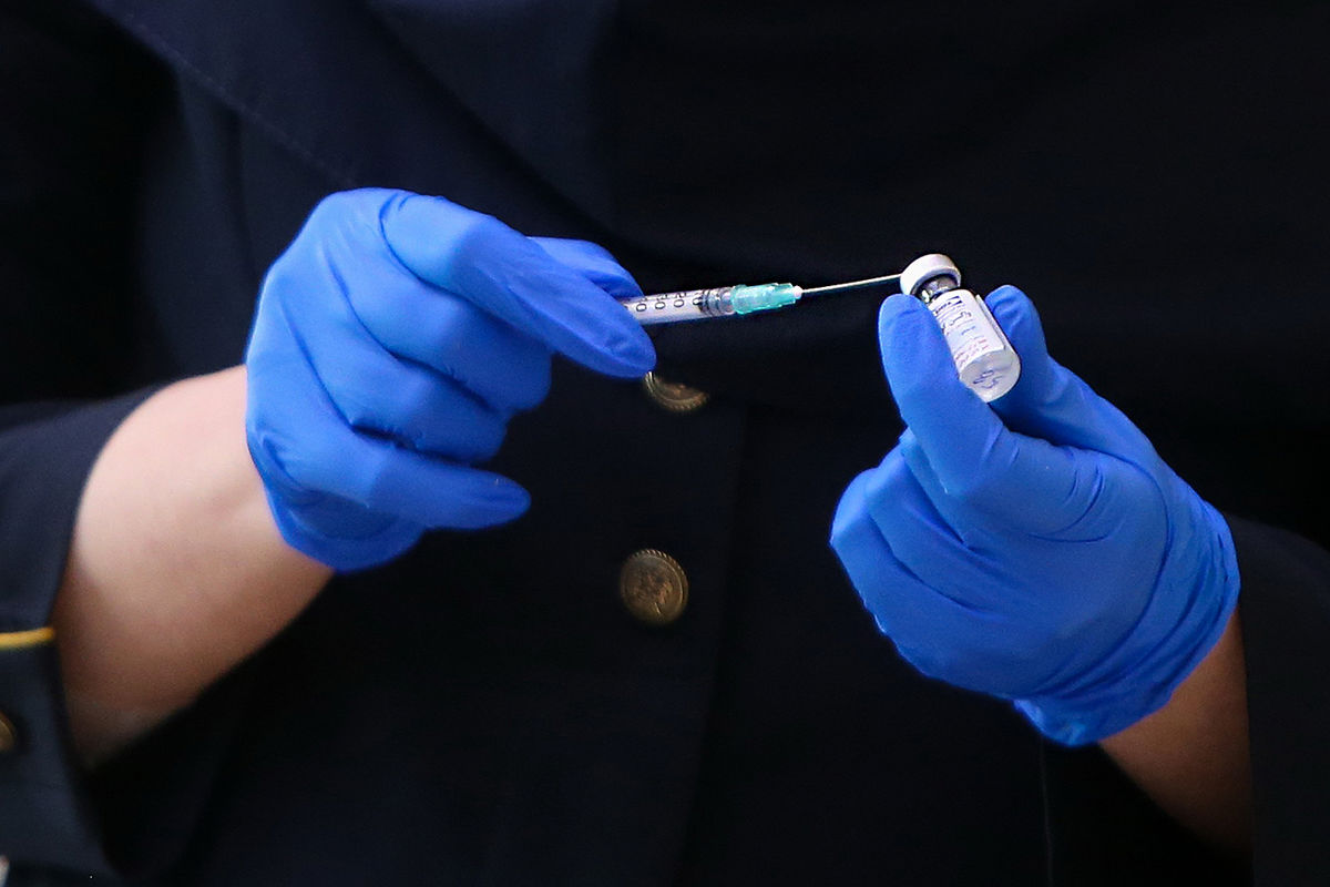 اینترن ها و رزیدنت‌های آذربایجان‌غربی واکسن دریافت کردند