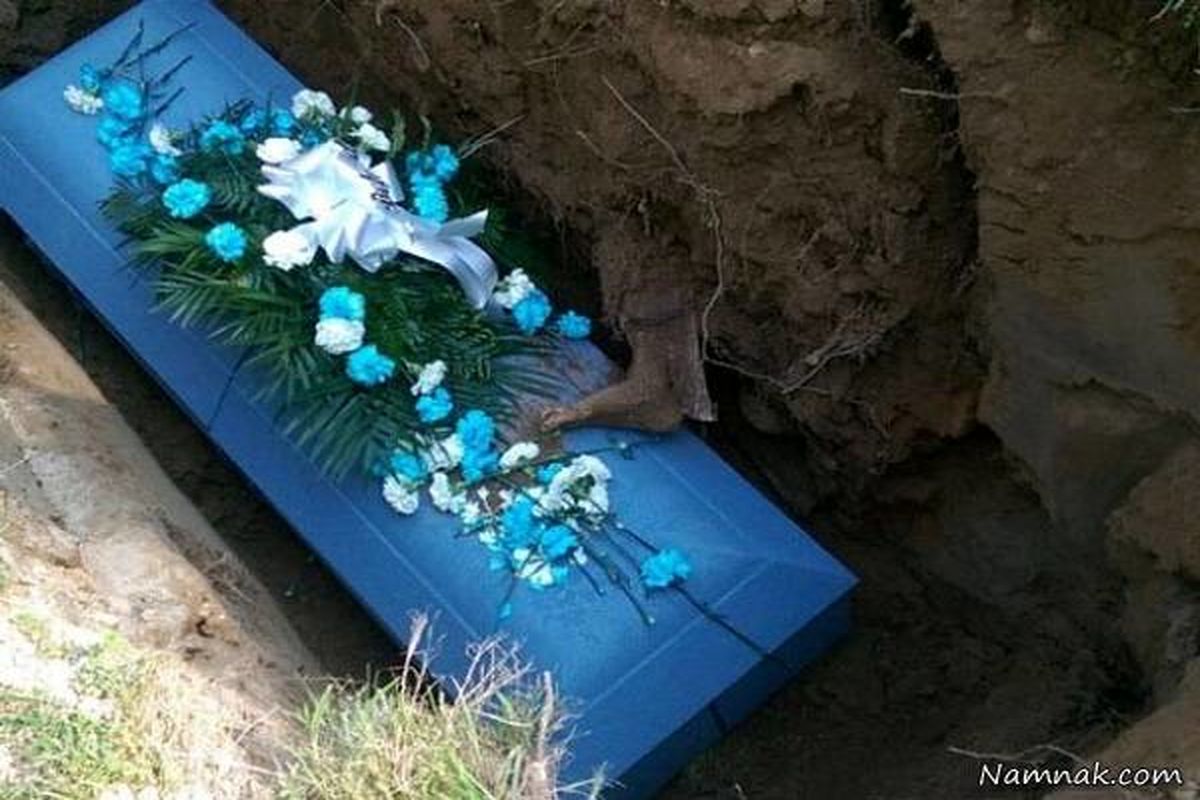 وقوع اتفاقی هولناک در قبرستان/ ظاهر شدن پای مرده متحرک در مراسم خاکسپاری+ عکس