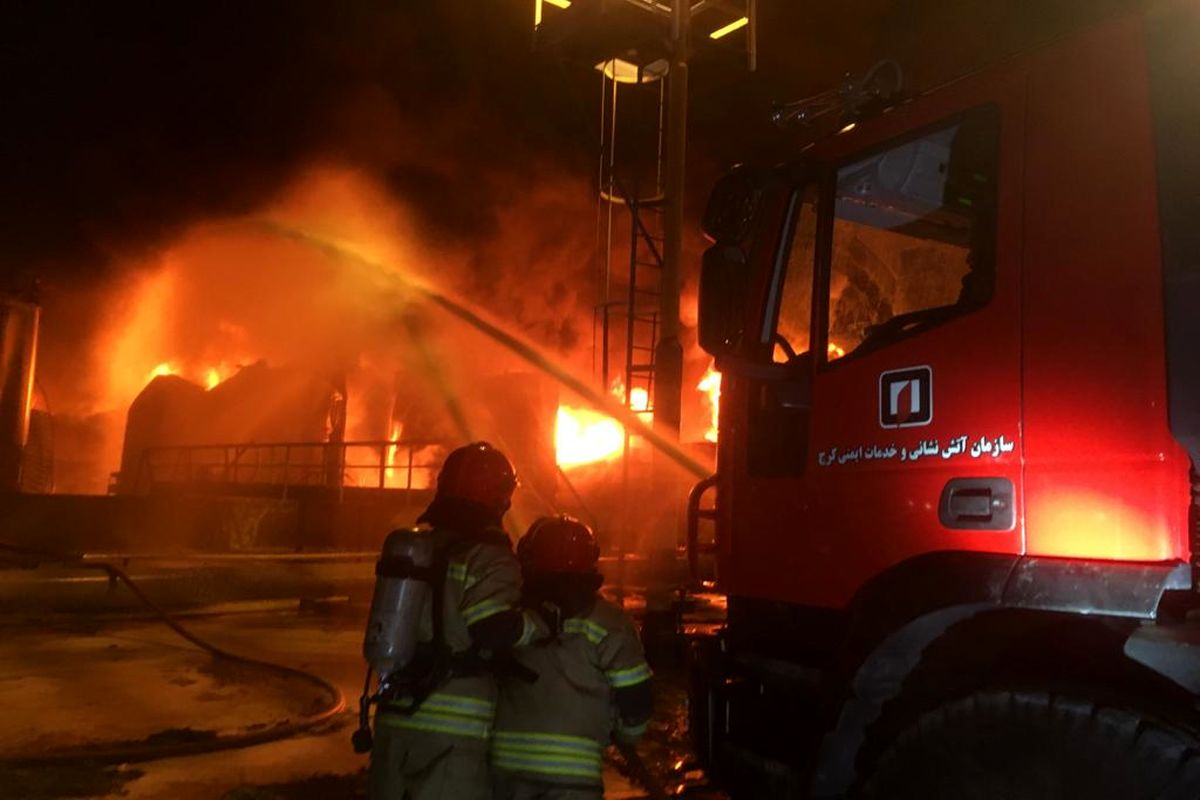 حضور  ۱۸ آتش‌نشان کرجی در عملیات اطفاء حریق پالایشگاه تهران
