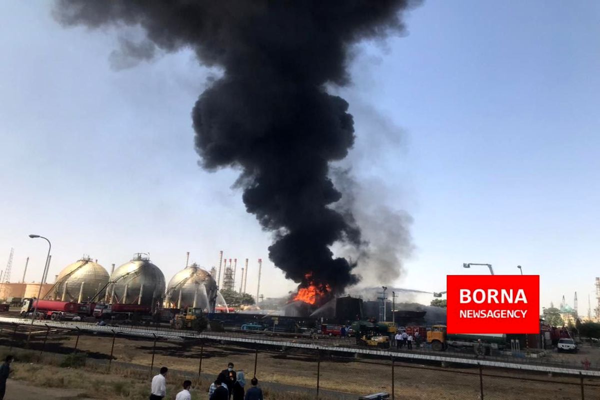 آخرین وضعیت اطفا حریق پالایشگاه نفت تهران در روز دوم عملیات/ اطفا آتش در دو مخزن نفت/ استقرار سه ایستگاه تا فردا صبح