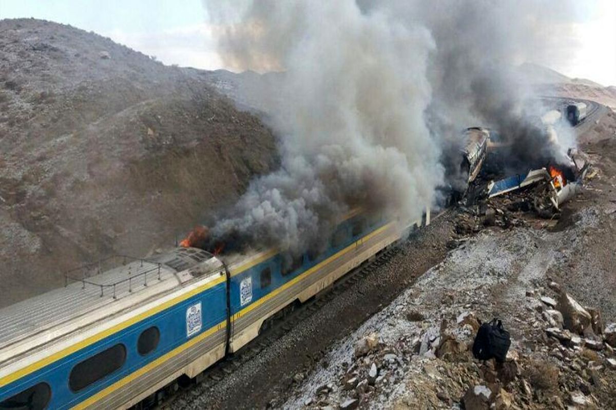 تصادف فجیع دو قطار مسافربری/ دست‌کم ۳۰ نفر کشته شدند