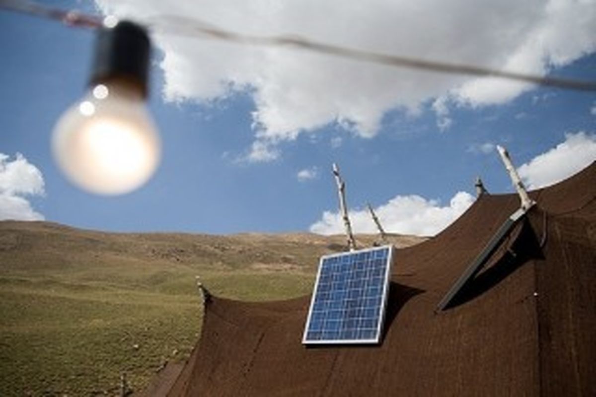 توزیع ٢٤٤ پنل خورشیدی بین عشایر کوچرو لرستان