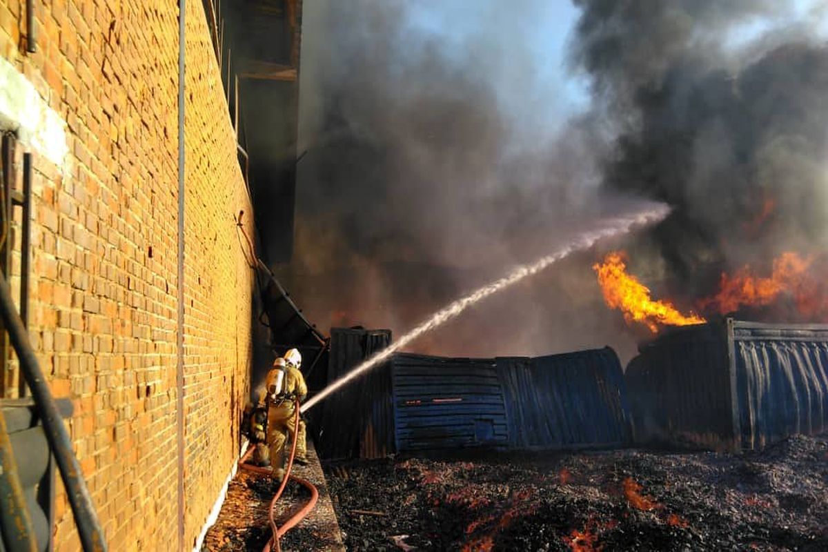 آتش سوزی در یک کارخانه تولیدی/حادثه مصدومی نداشت