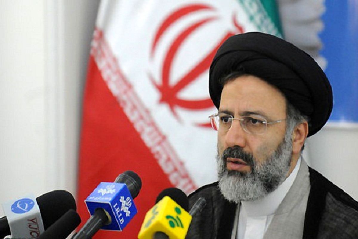 رئیسی به دیدن خانواده شهید محمدی رفت