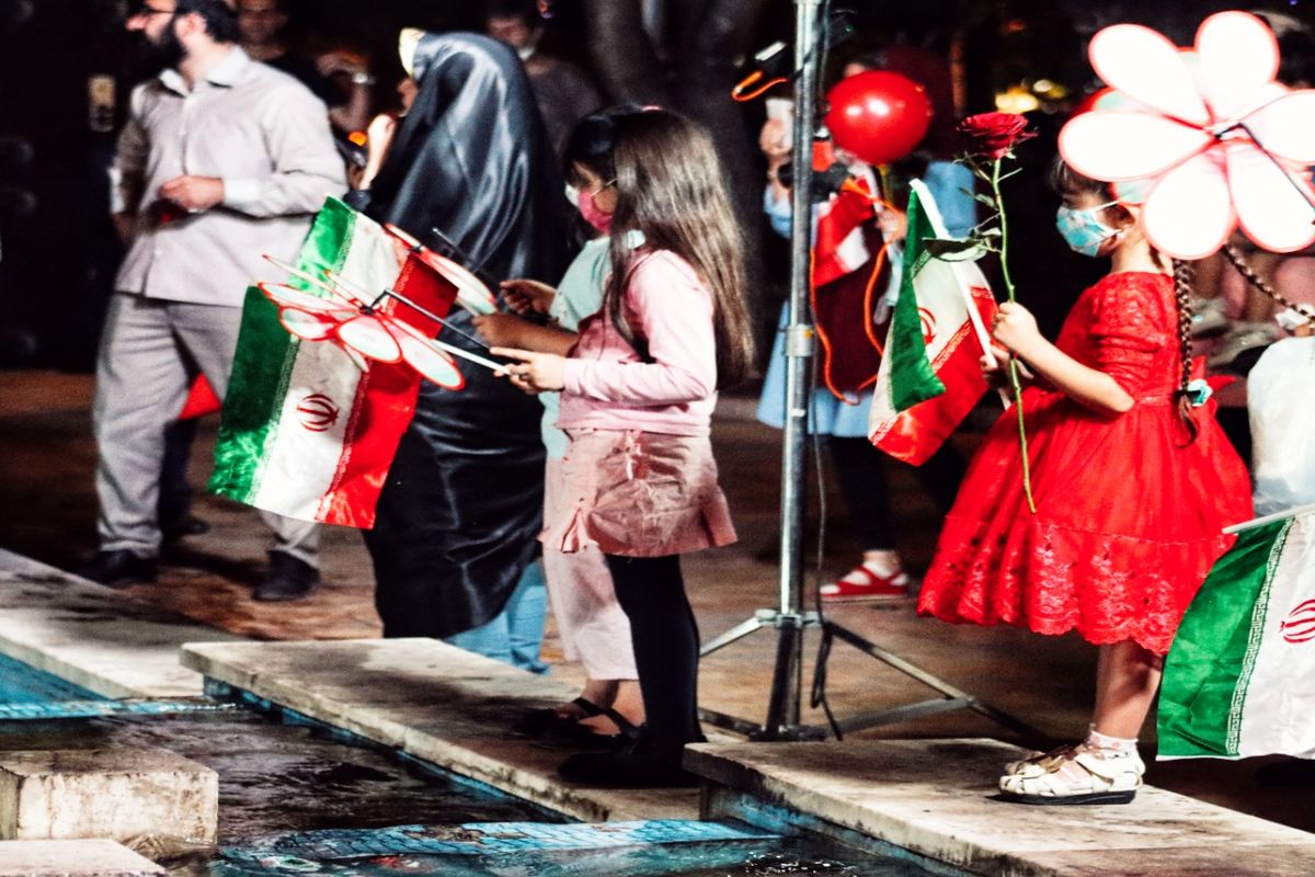 خیابان‌های تهران میزبان جشن و شادی «کاروان آوای رضوی» می‌شود/ اهدای گل در روز دختر در اولین شب اجرا + گزارش تصویری