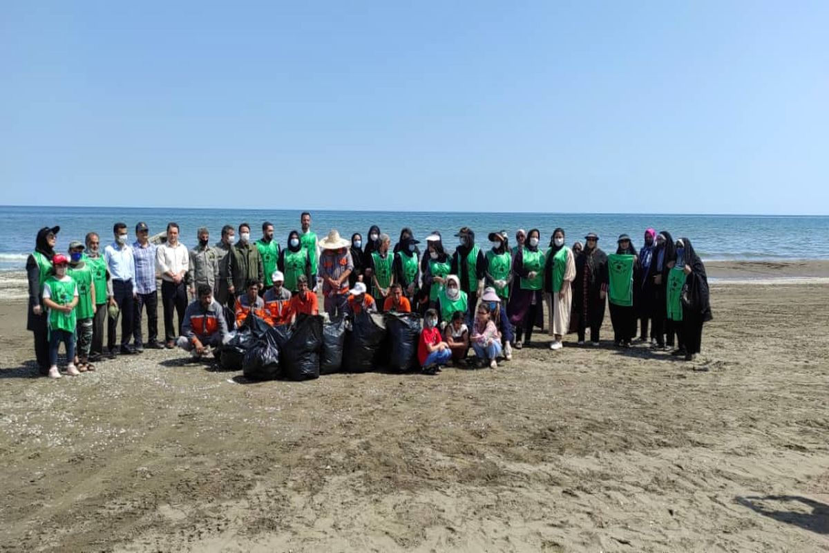 ساحل روستای طالب آباد بندرانزلی در هفته محیط زیست پاکسازی شد