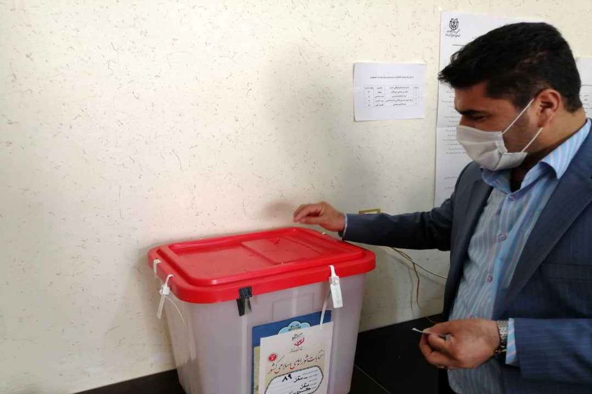 حضور فرماندار سقز در شعب اخذ رای 