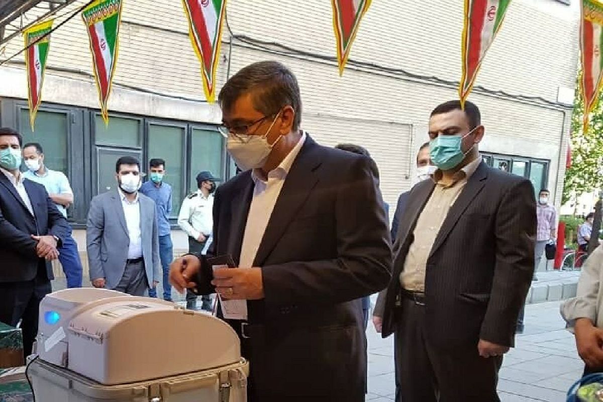 استاندار همدان رای خود را به صندوق انداخت