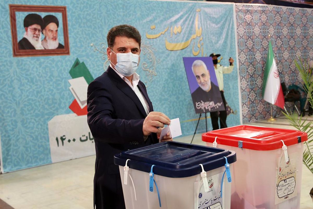 استاندار کرمان رای خود را به صندوق انداخت