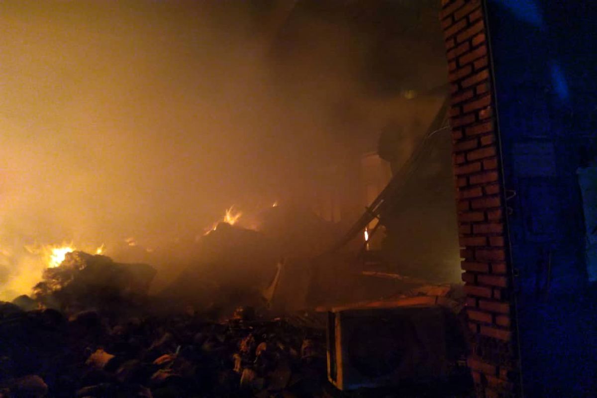 آخرین وضعیت آتش سوزی گسترده در انبار کالا/ یک آتش نشان مصدوم شد/ احتمالا قطع و وصل شدن‌های مکرر برق علت حادثه است