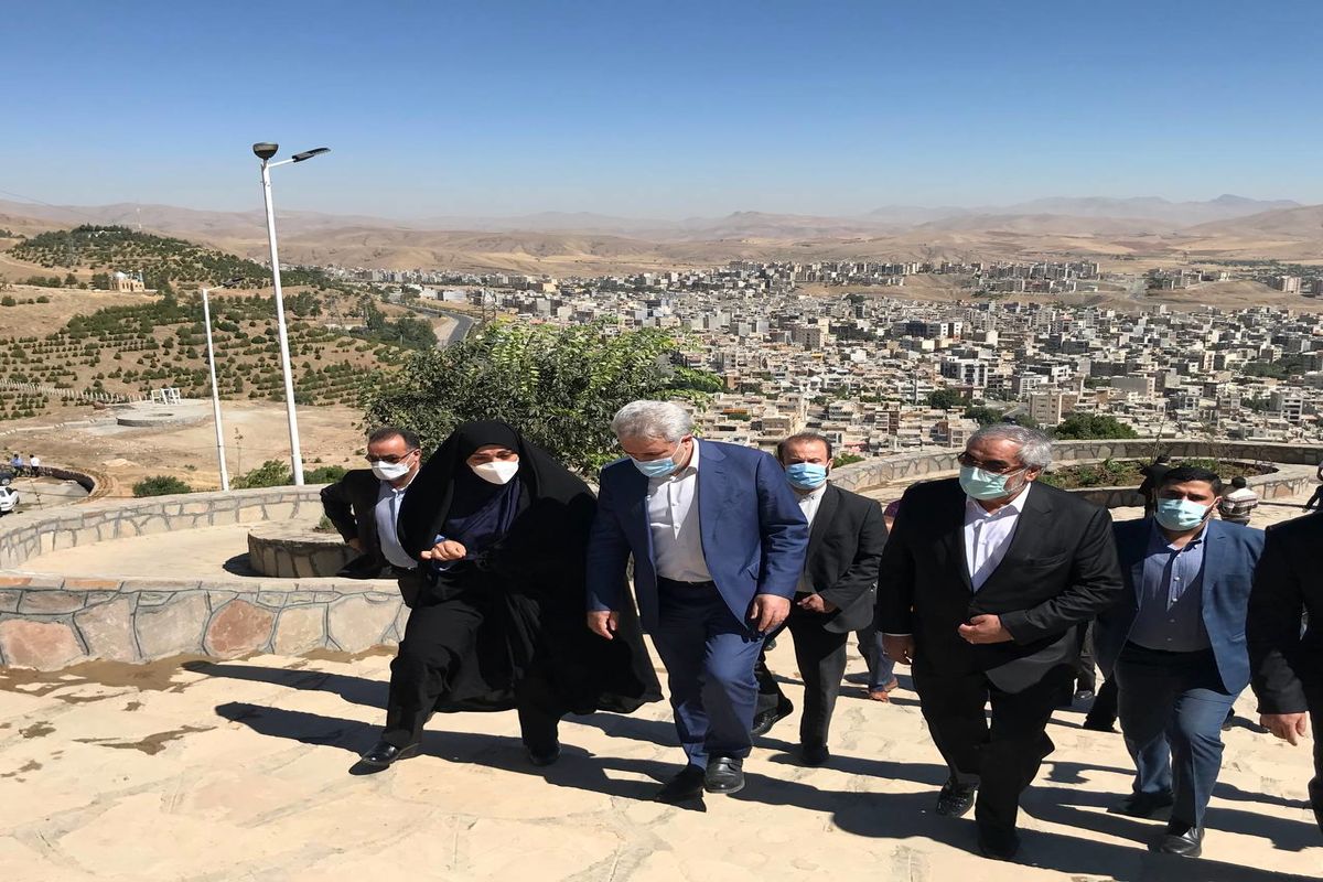 وزیر میراث فرهنگی از مجسمه ایثار و مقاومت مردم کردستان بازدید کرد