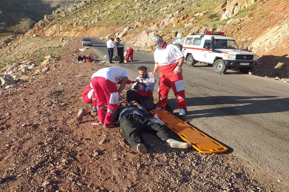 واژگونی هولناک مینی‌بوس کوهنوردان در جاده پاوه به روانسر / ۱۲ نفر مصدوم شدند